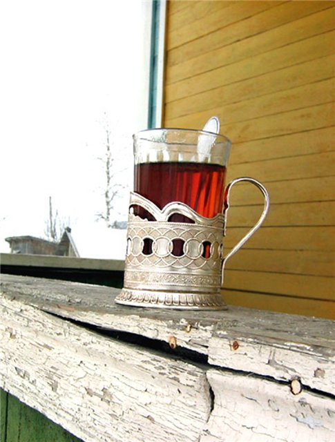 3 2 стакана чая. Деревенский бокал для чая. Стакан чая зимой на даче. Стакан чая на природе. Бокал чая с пряниками.
