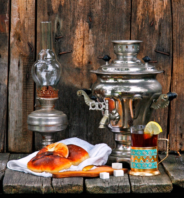 Пить чай в бане. Самовар Чайхона. Самовар натюрморт Батаршин. Чаепитие с самоваром. Чайный столик с самоваром.