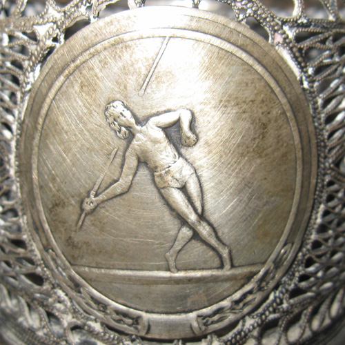 Подстаканник Метательница копья - Скань с медальонами
